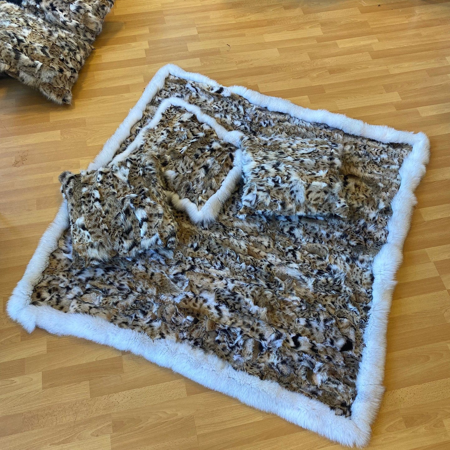 Natural Lynx Fur Throw with Fox Fur Trim Blankets Starlight Furs