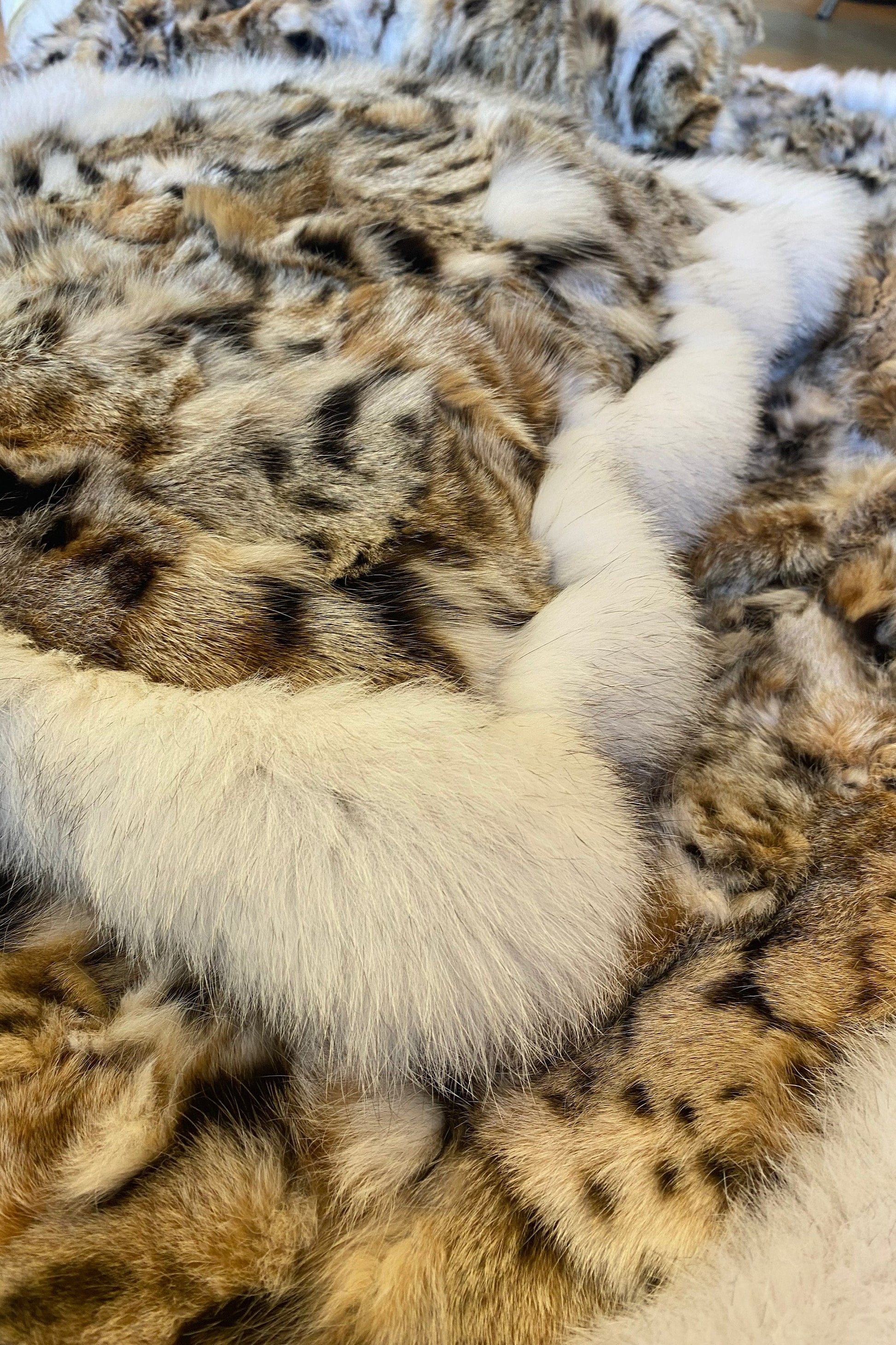 Natural Lynx Fur Throw with Fox Fur Trim Blankets Starlight Furs 