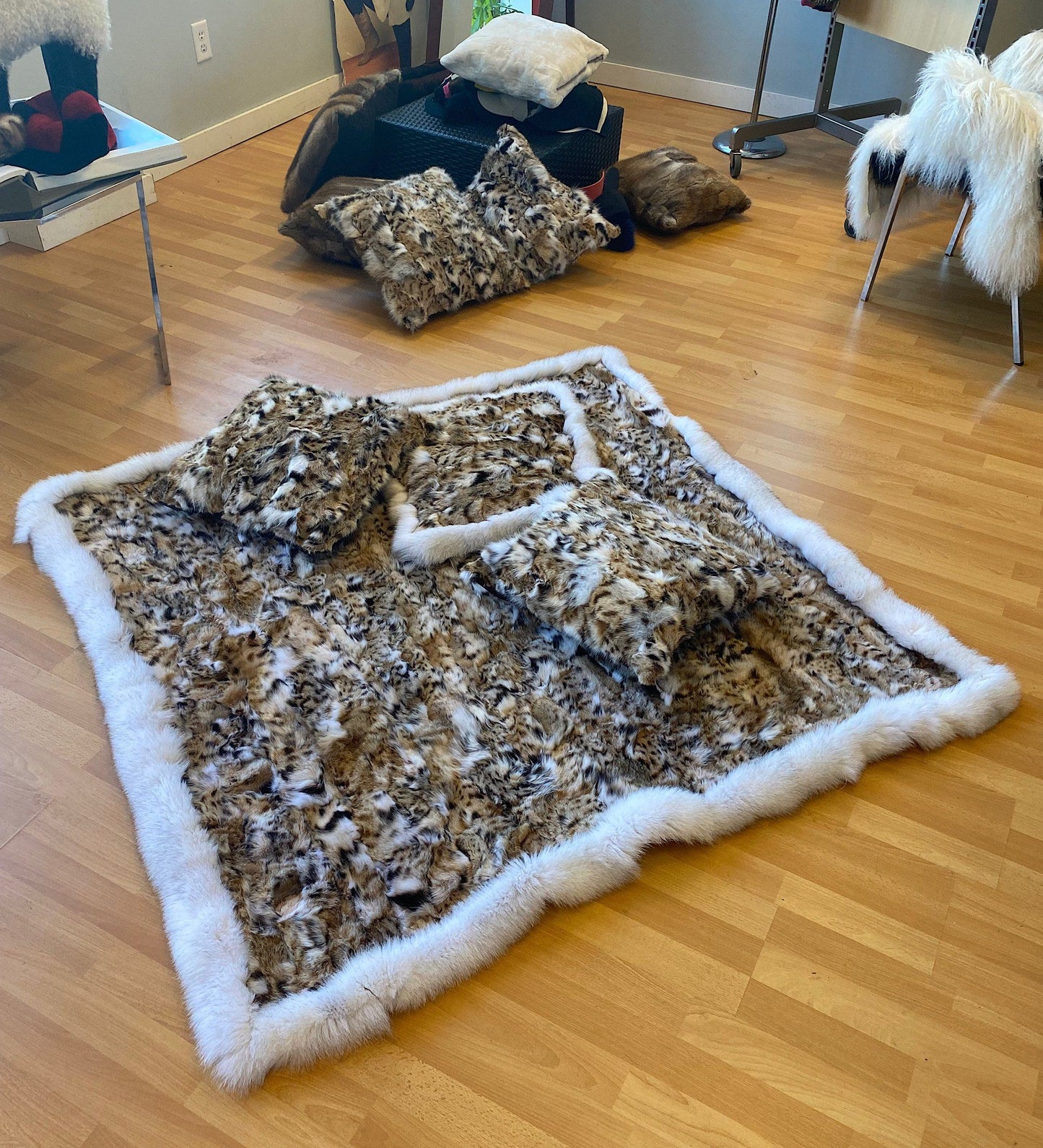 Natural Lynx Fur Throw with Fox Fur Trim Blankets Starlight Furs 